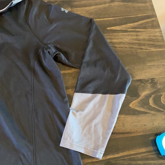 Under Armour lightweight 1/4 zip - Picture 4 of 7